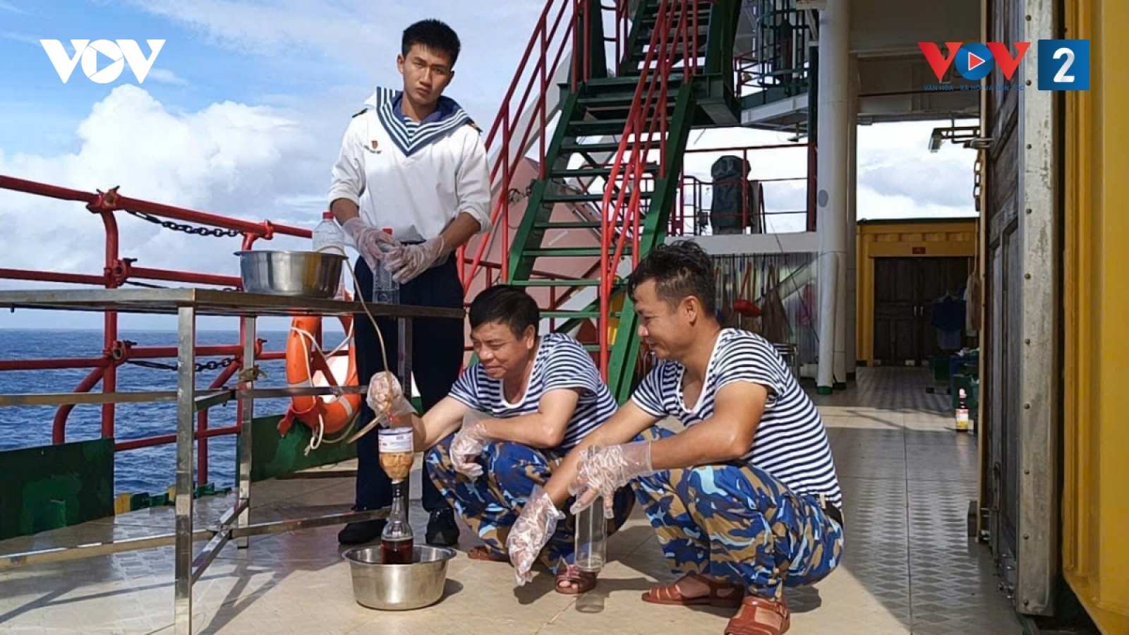 Kỳ công ủ nước mắm và trồng rau trên nhà giàn DK1