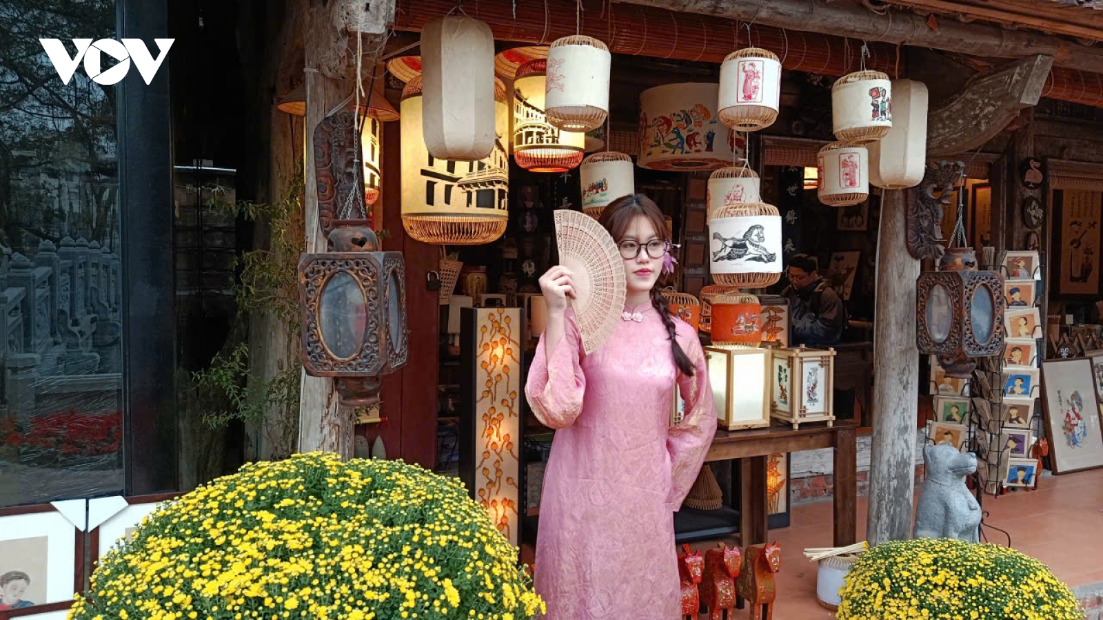 Người trẻ làm mới cách ăn Tết giữa nhịp sống hiện đại