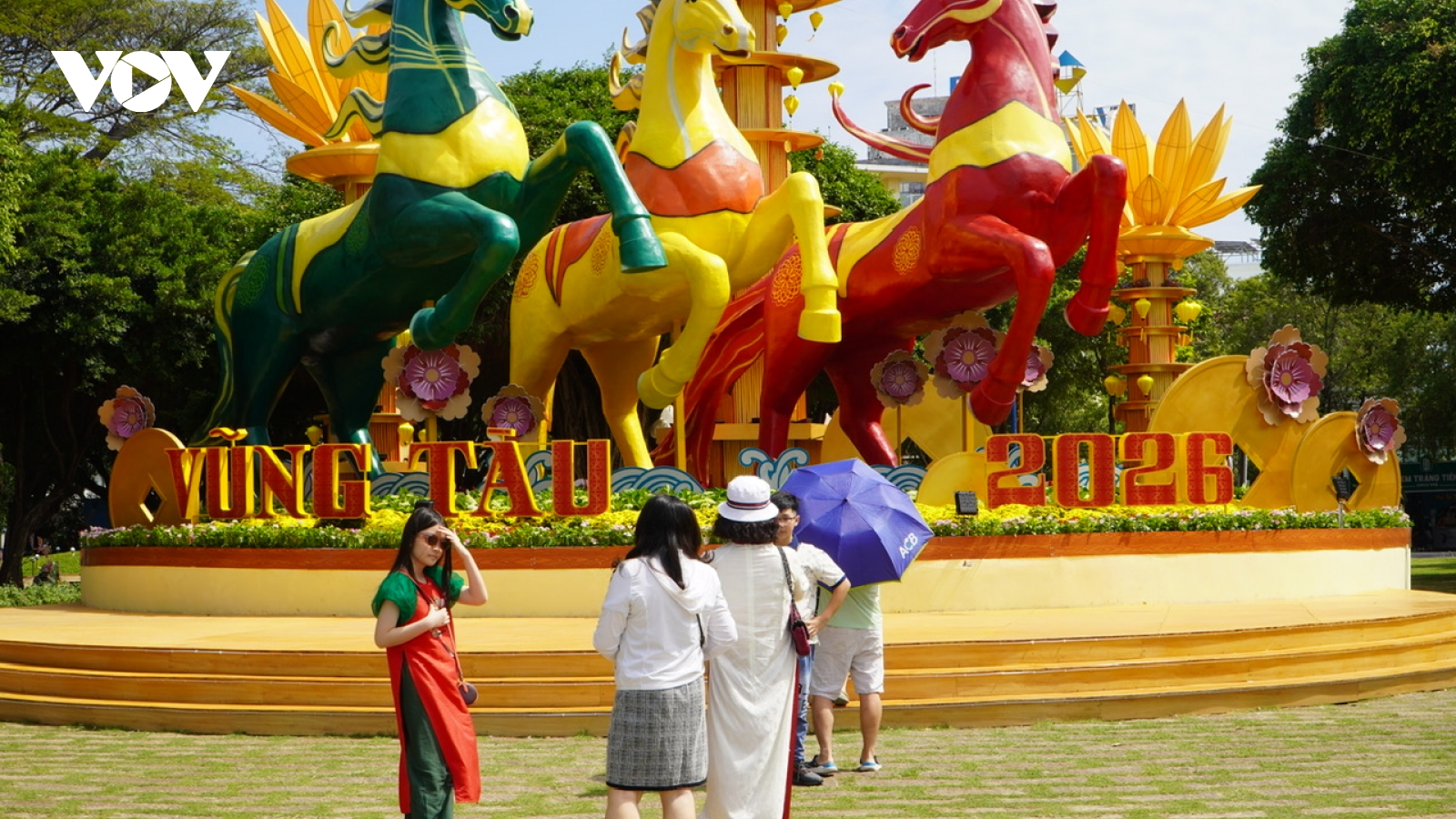 Nhộn nhịp chợ hoa, điểm du xuân ở khu Đông của TPHCM