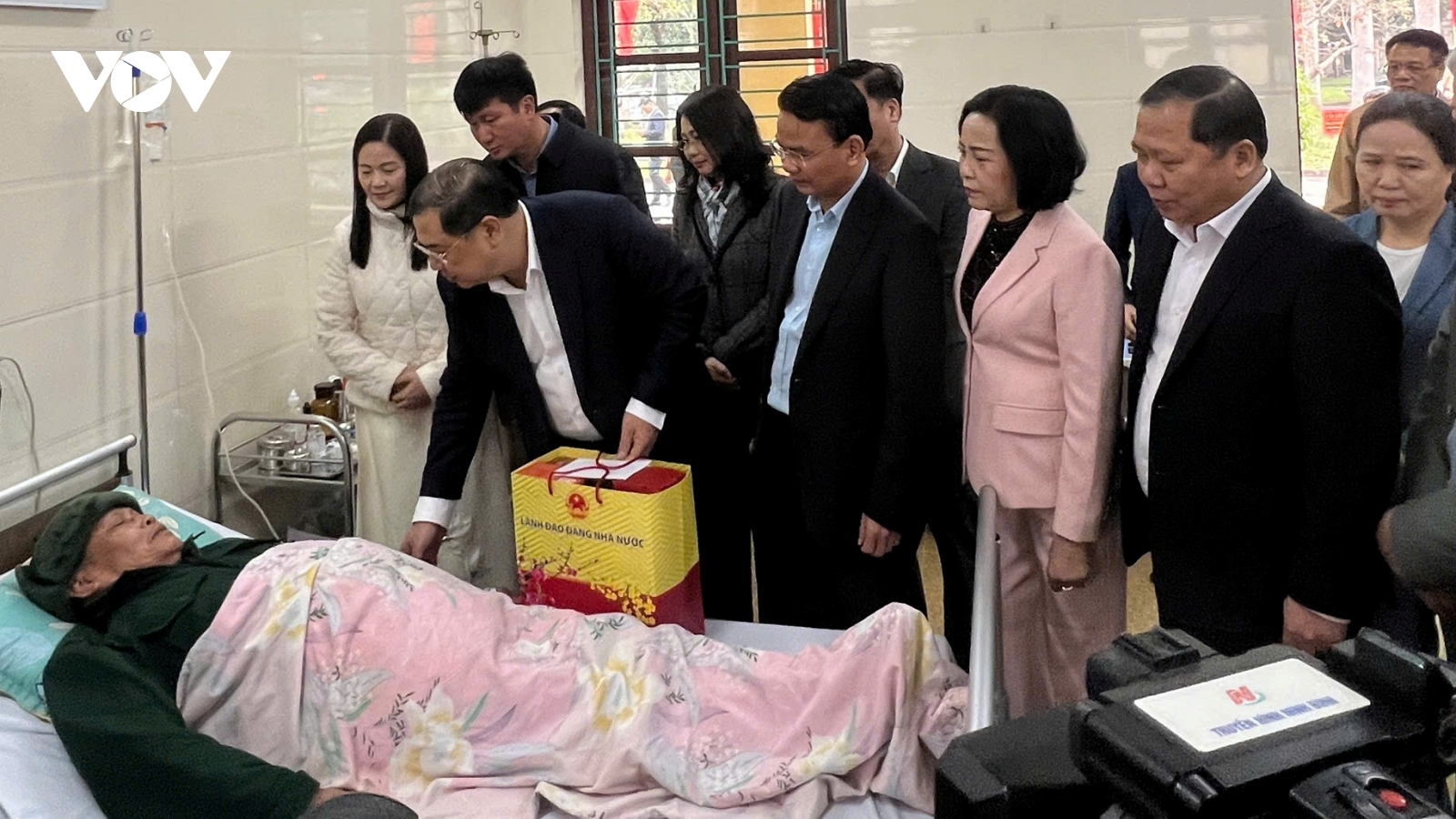 Ông Phạm Gia Túc thăm, tặng quà thương bệnh binh tại Ninh Bình