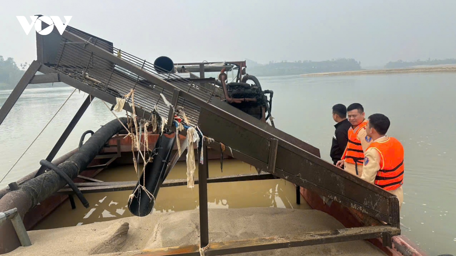 Thủy đoàn I phát hiện 2 phương tiện khai thác cát trái phép trên sông Lam