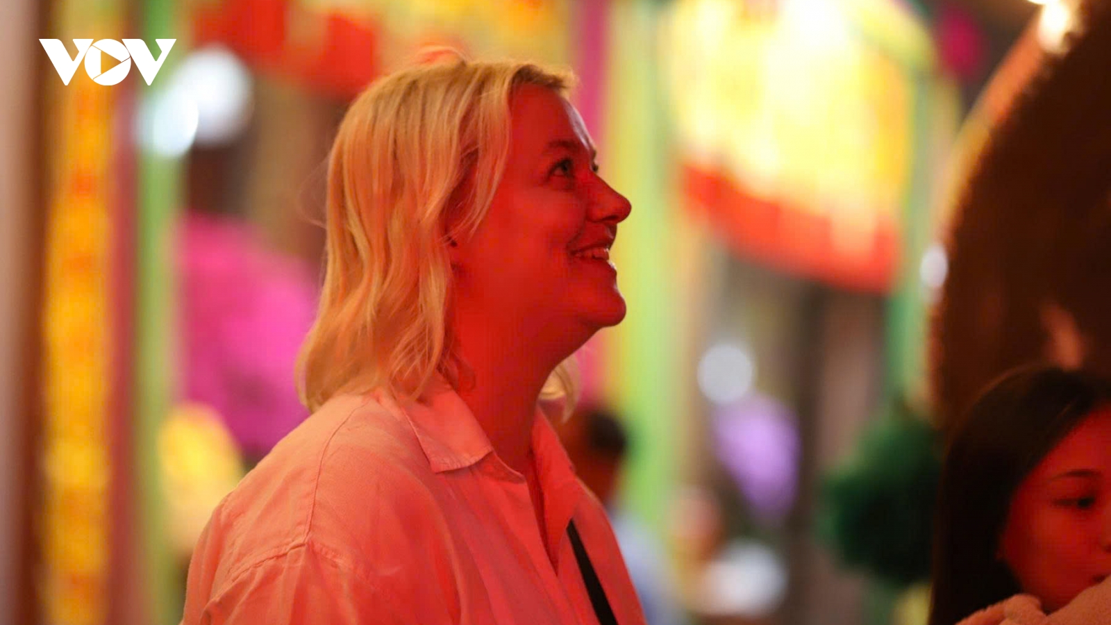 Phủ Dầy đêm đầu xuân, khách phương Tây ngỡ ngàng hòa mình chiêm bái, xin lộc Mẫu