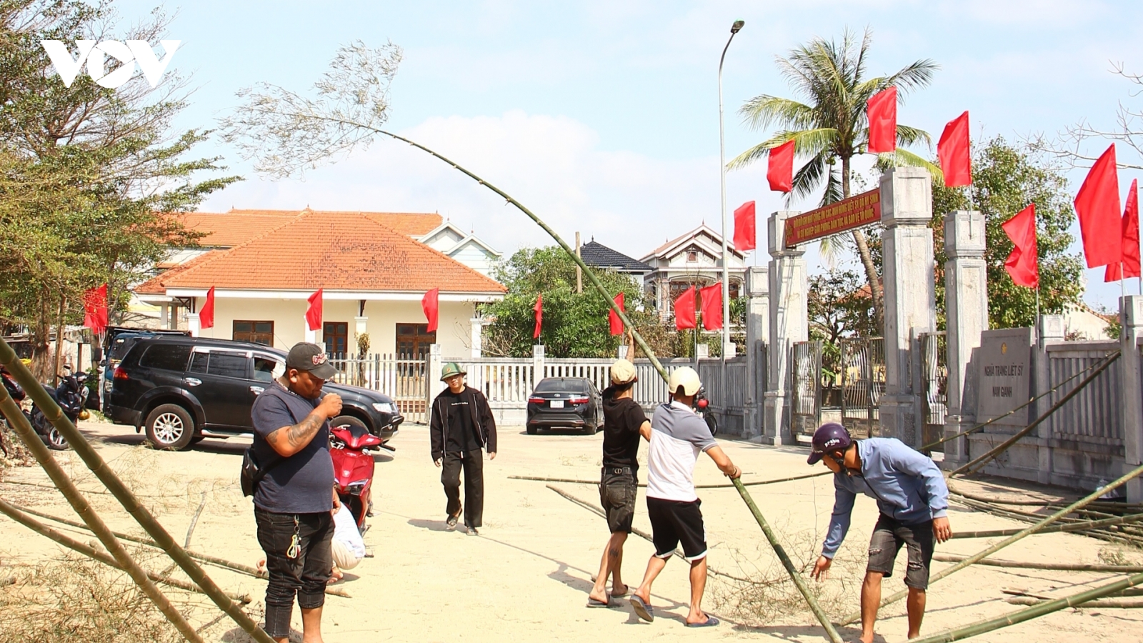 Đi chợ mua “nêu” ngày cận Tết