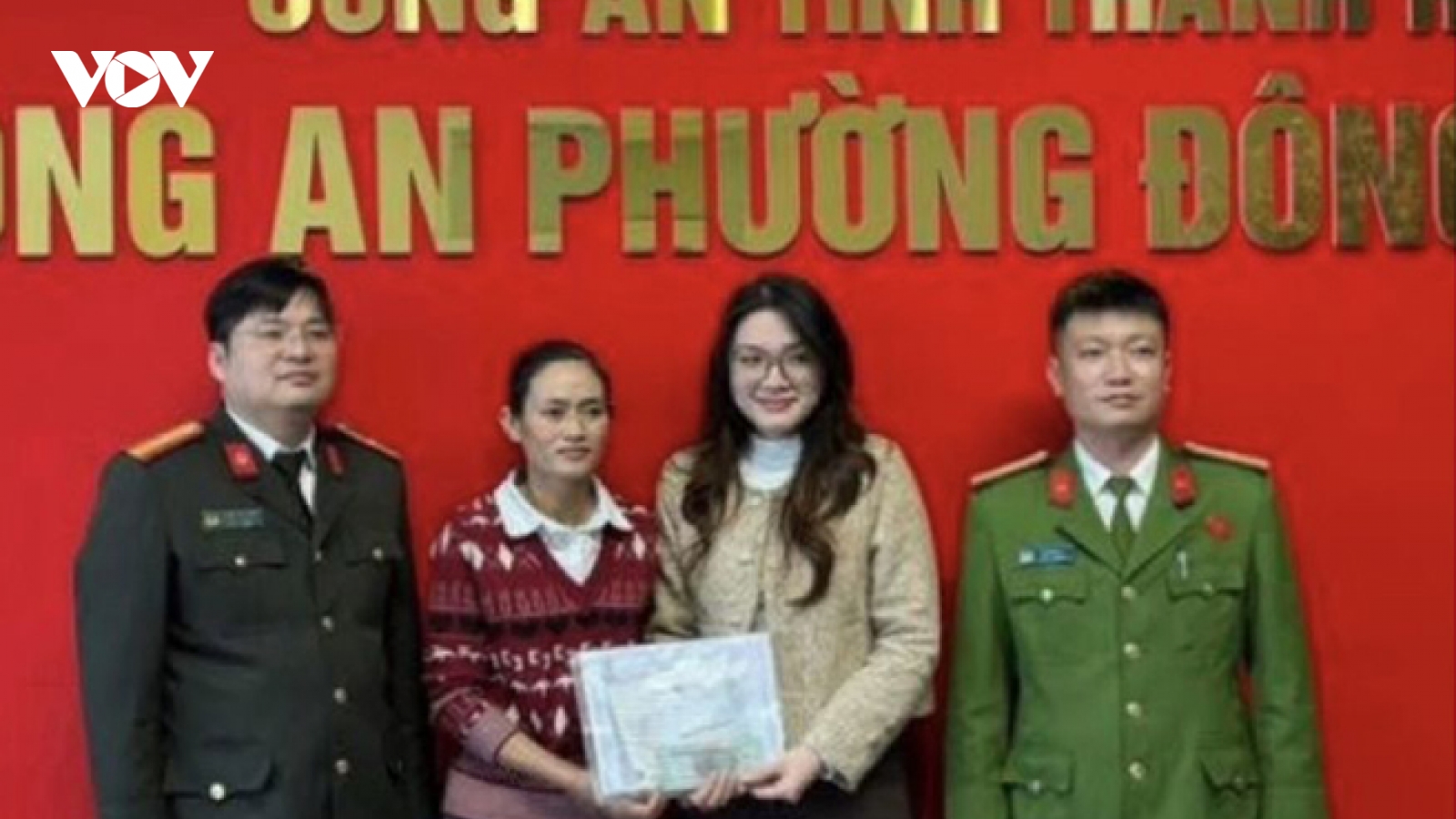 Công nhân môi trường nhặt được hơn 1,4 tỷ đồng tìm trả cho người đánh rơi