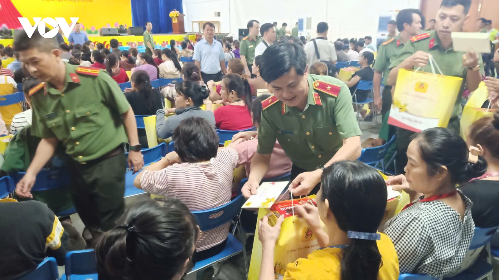 Hàng ngàn phần quà Tết đến với công nhân, người nghèo Đồng Nai