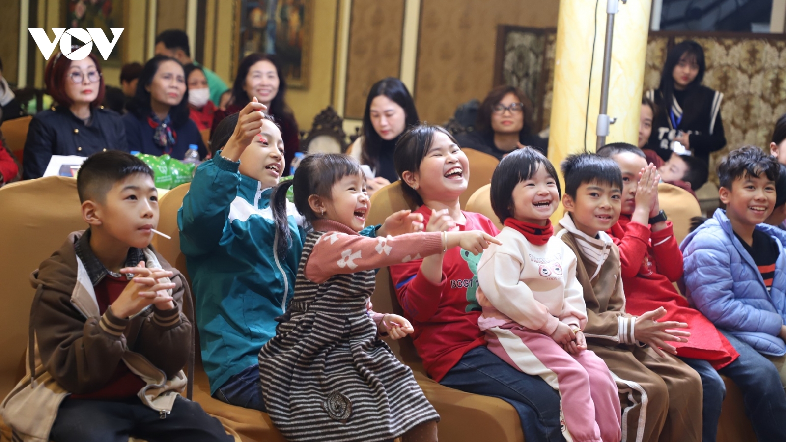 “Xuân ấm áp - Tết sẻ chia” với trẻ bại não ở Ninh Bình