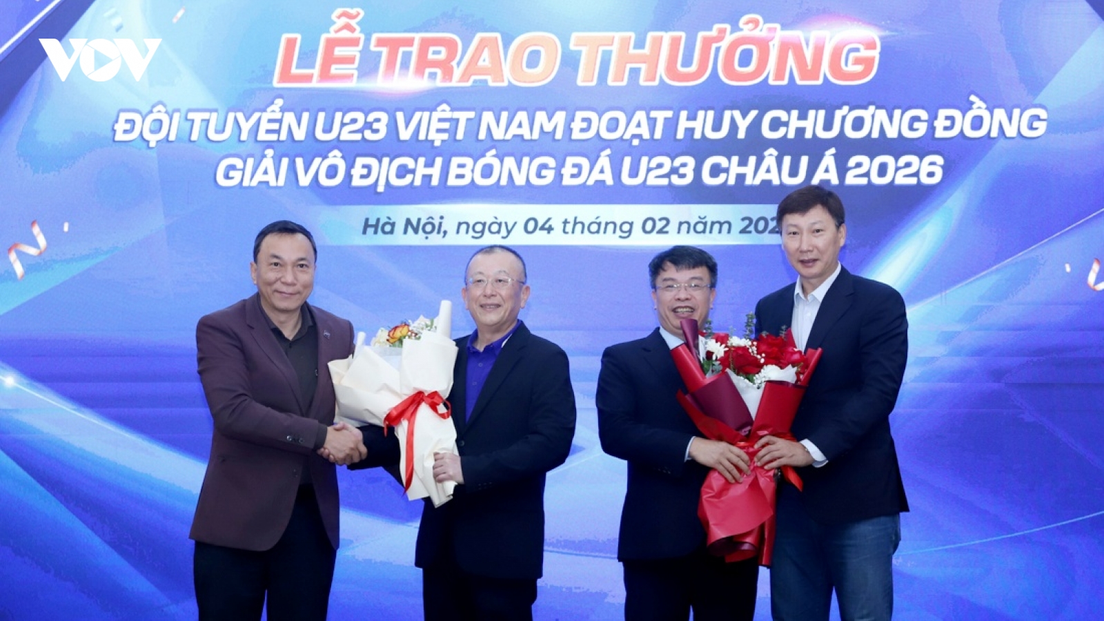 HLV Kim Sang Sik cùng U23 Việt Nam nhận thưởng lớn