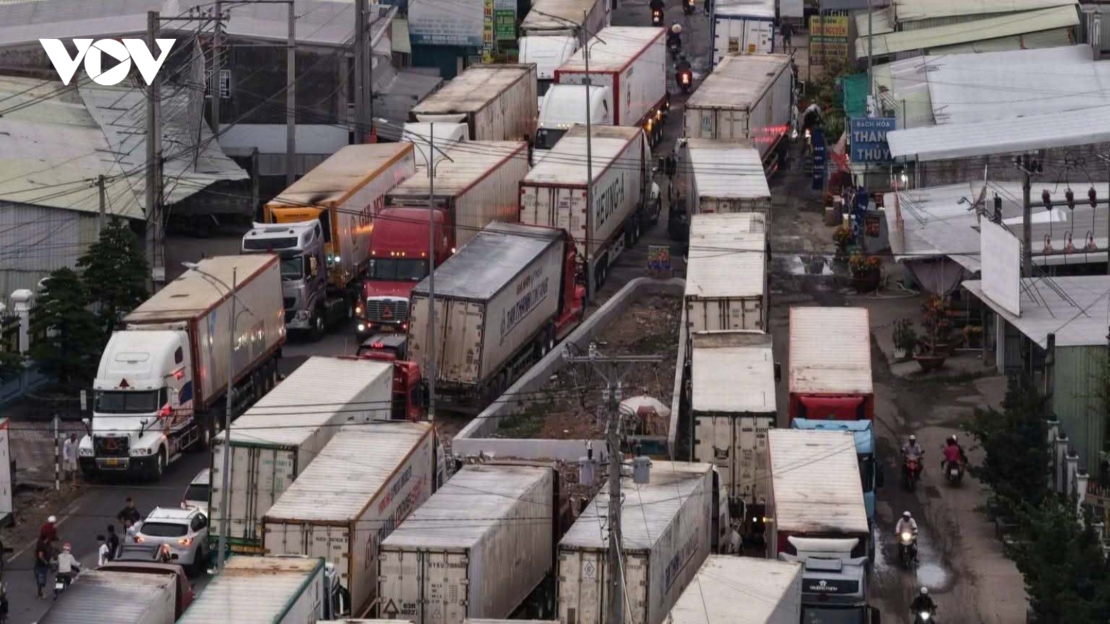 Container dừng đậu test trái cây gây ùn tắc giao thông kéo dài tại Đồng Tháp