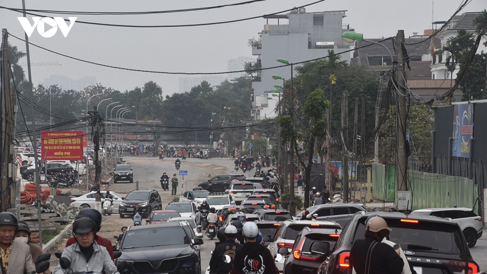 Mùng 2 Tết, Phủ Tây Hồ kín người đi lễ, giao thông ùn ứ cục bộ