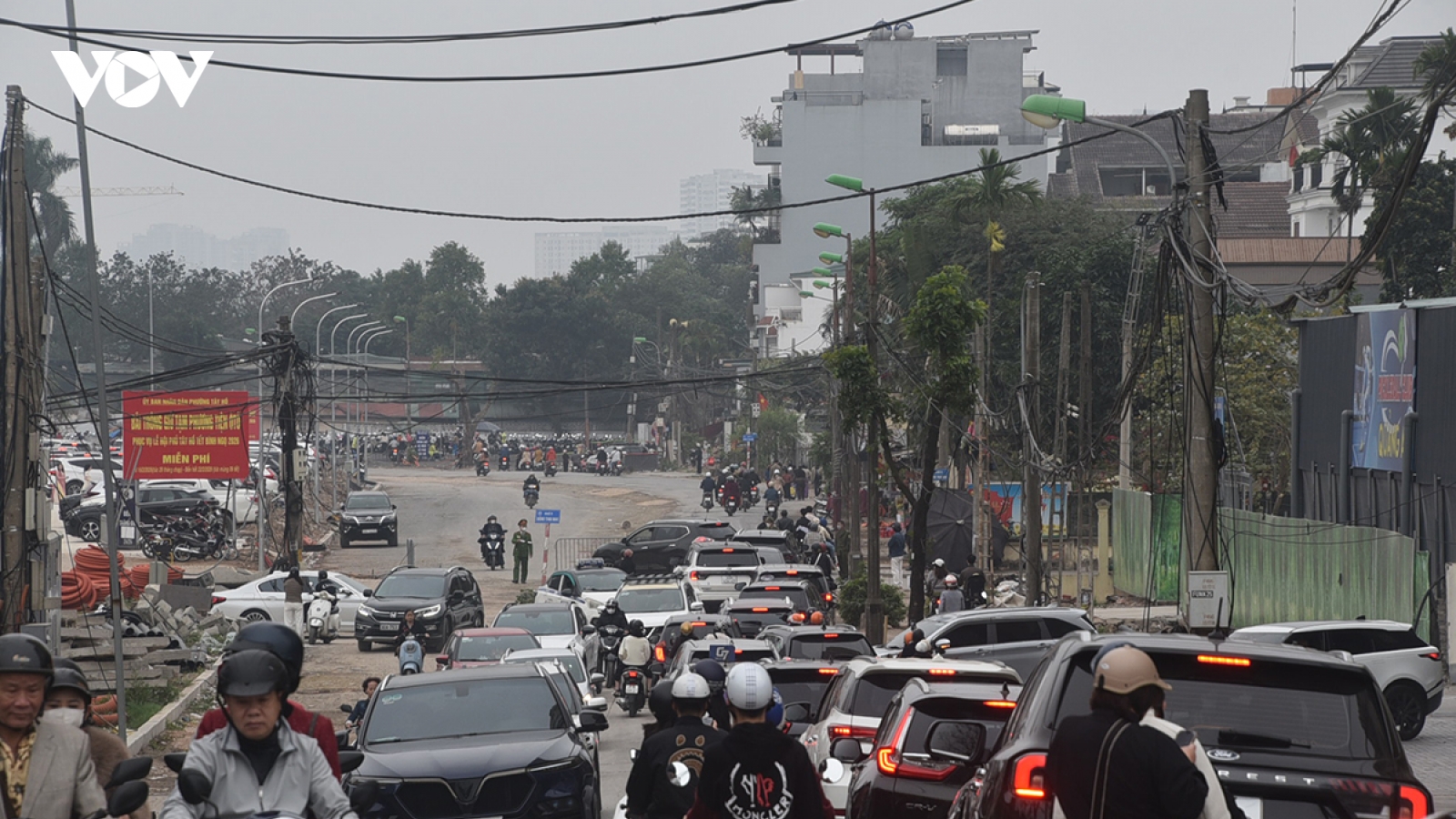 Mùng 2 Tết, Phủ Tây Hồ kín người đi lễ, giao thông ùn ứ cục bộ