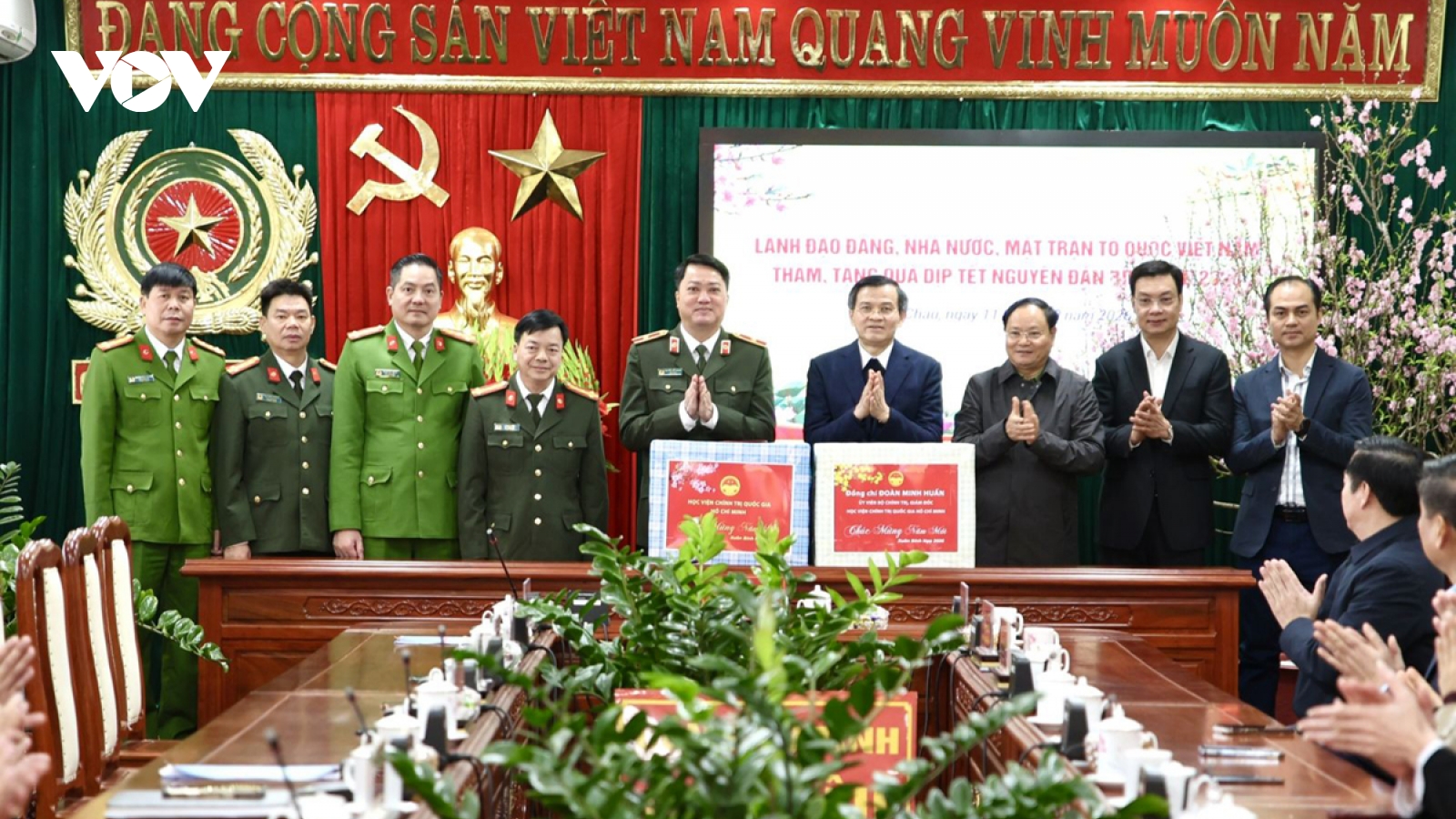 Ủy viên Bộ Chính trị Đoàn Minh Huấn thăm, chúc Tết và tặng quà tại Lai Châu