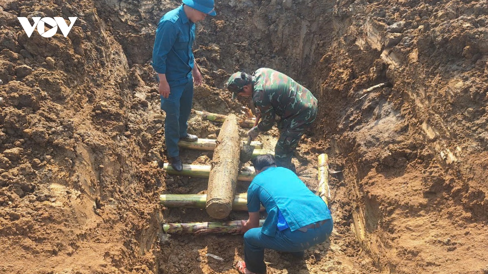 Đào đất phát hiện bom, đầu đạn còn sót lại sau chiến tranh ở Đắk Lắk