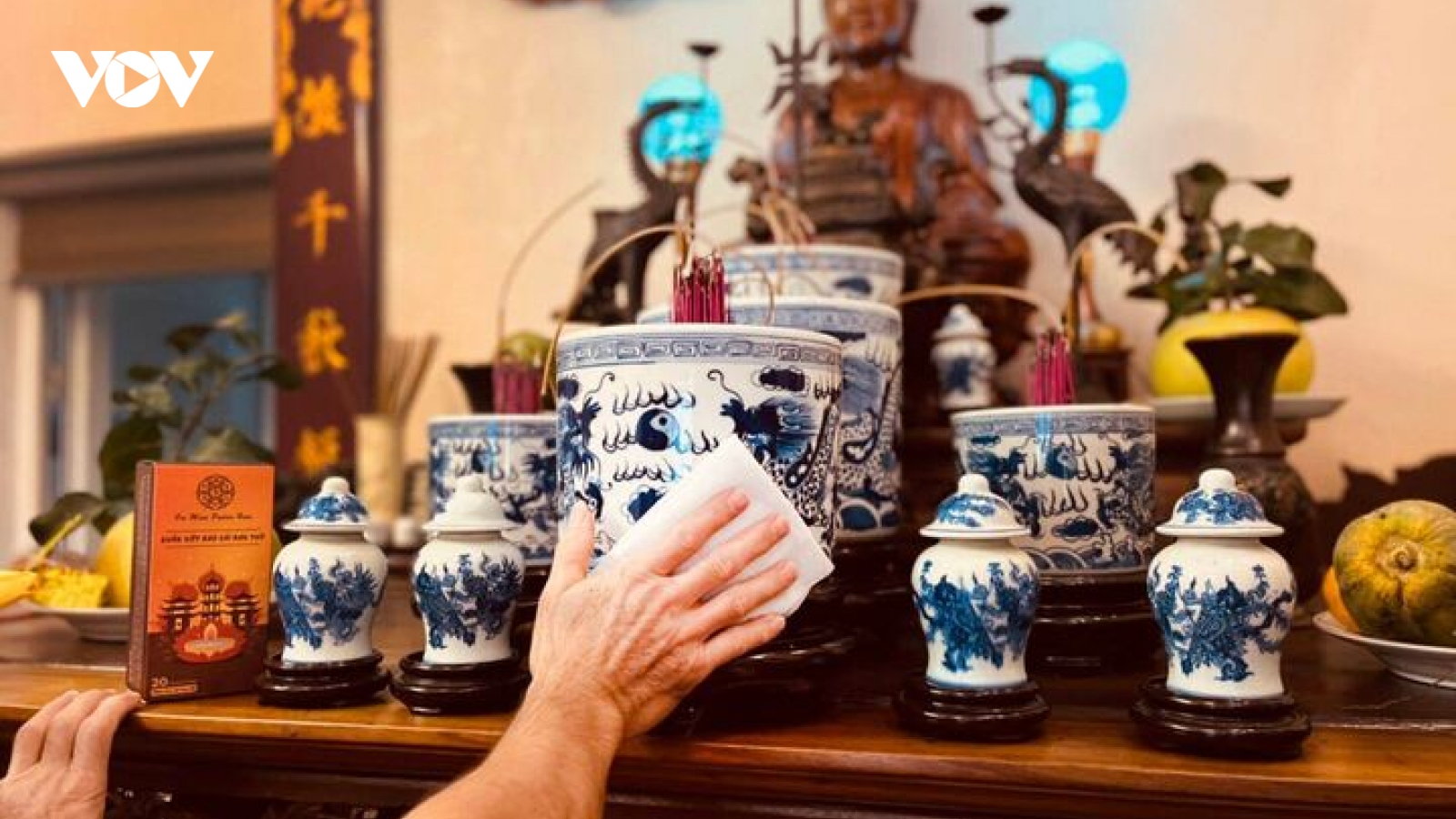 Bài văn khấn bao sái bàn thờ cuối năm ngắn gọn, đầy đủ nhất