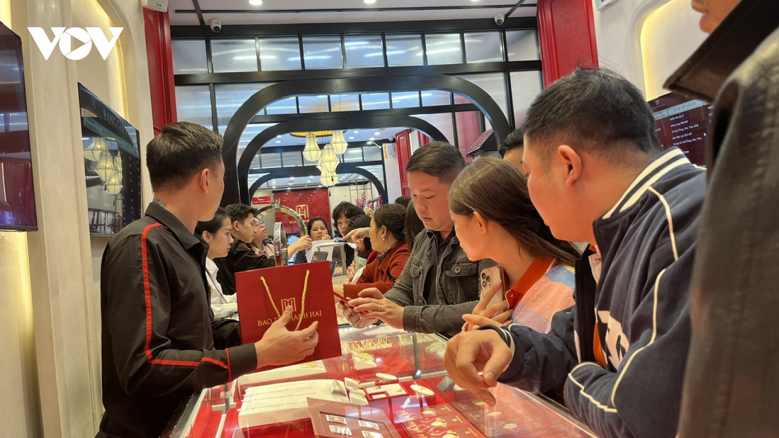 Giá vàng hôm nay 26/2: Ngày Vía Thần Tài, giá vàng giảm còn 185 triệu đồng/lượng