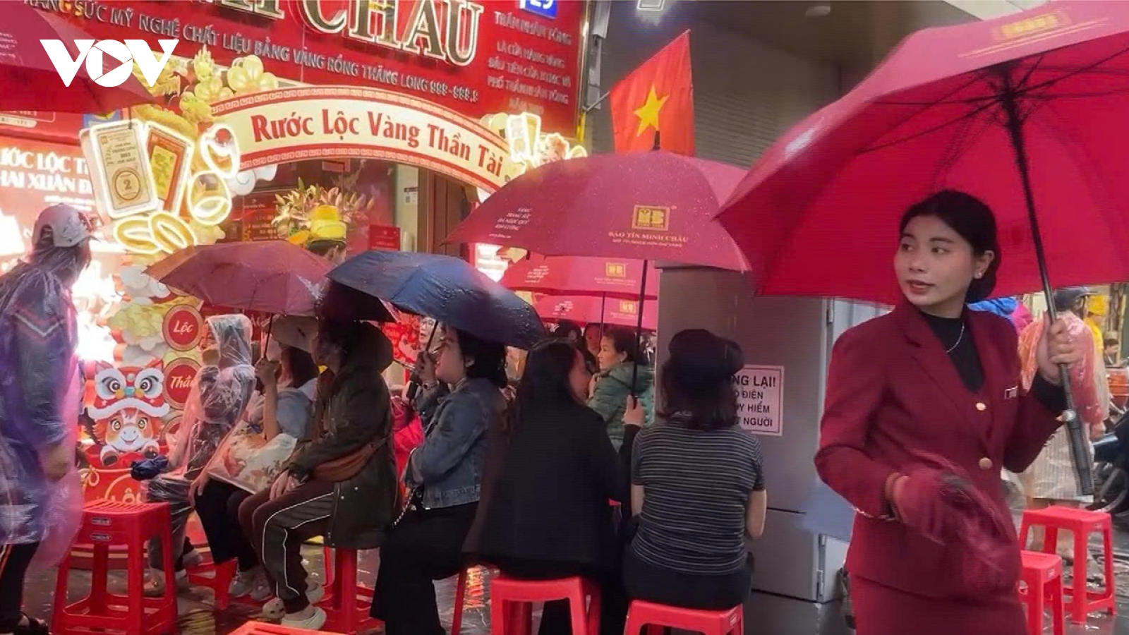 Biển người đội mưa từ 4h sáng mua vàng, giá vàng giảm dưới 185 triệu đồng/lượng