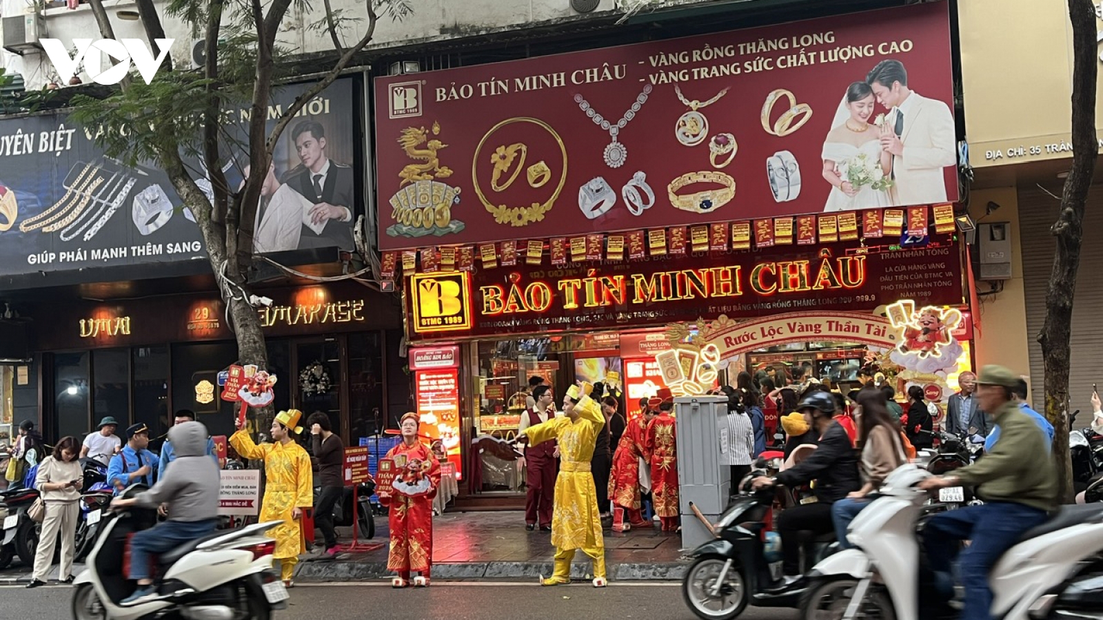 Cận ngày vía Thần Tài: Phố vàng Hà Nội kín khách, doanh nghiệp tăng tốc phục vụ