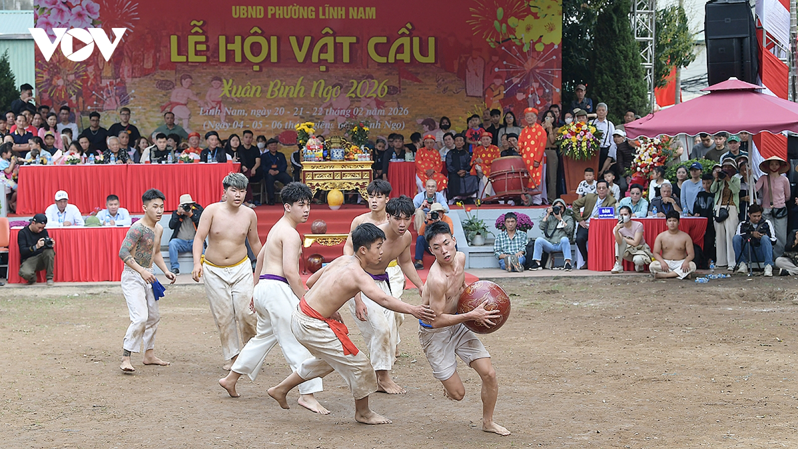 Đầu xuân trai tráng mình trần tranh tài tại hội vật cầu làng Thúy Lĩnh, Hà Nội