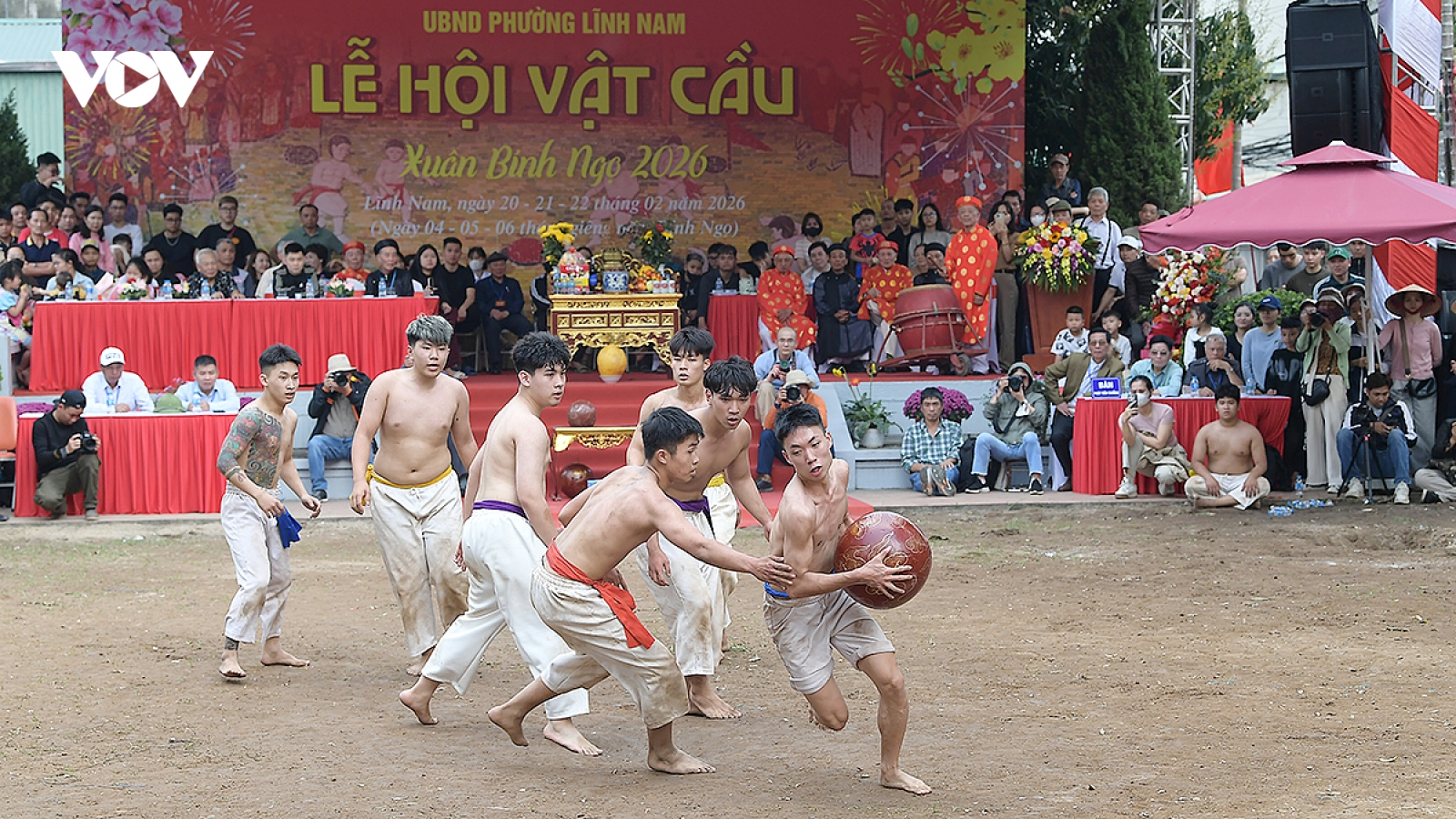 Đầu xuân trai tráng mình trần tranh tài tại hội vật cầu làng Thúy Lĩnh, Hà Nội