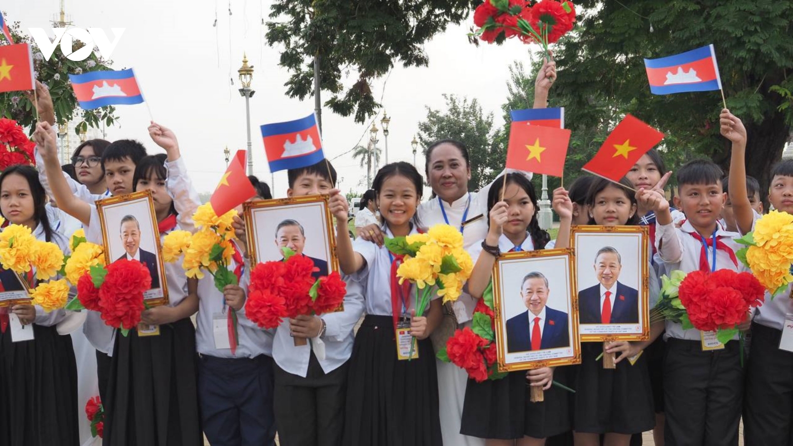 Người dân Campuchia và kiều bào vẫy cờ, hoa chào đón Tổng Bí thư Tô Lâm