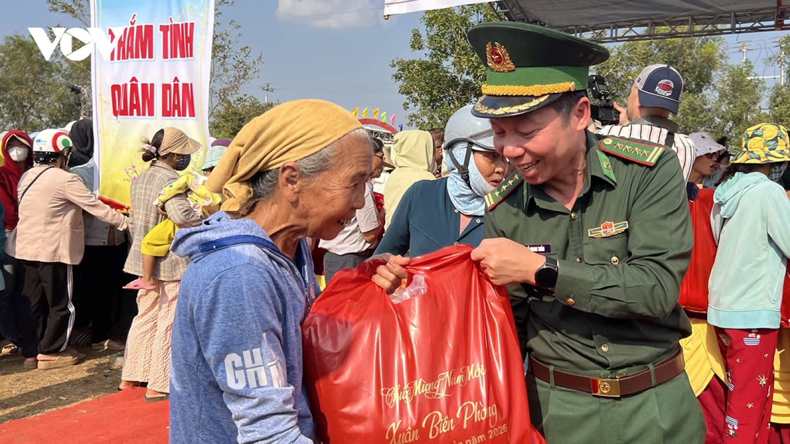 Xuân biên phòng ấm lòng buôn làng biên giới Đắk Lắk