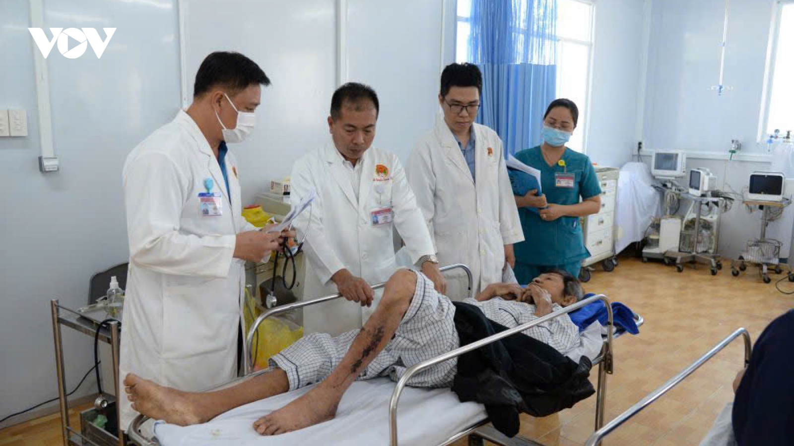 Kẹt xe ngày Tết, sản phụ sinh con ngay trên taxi