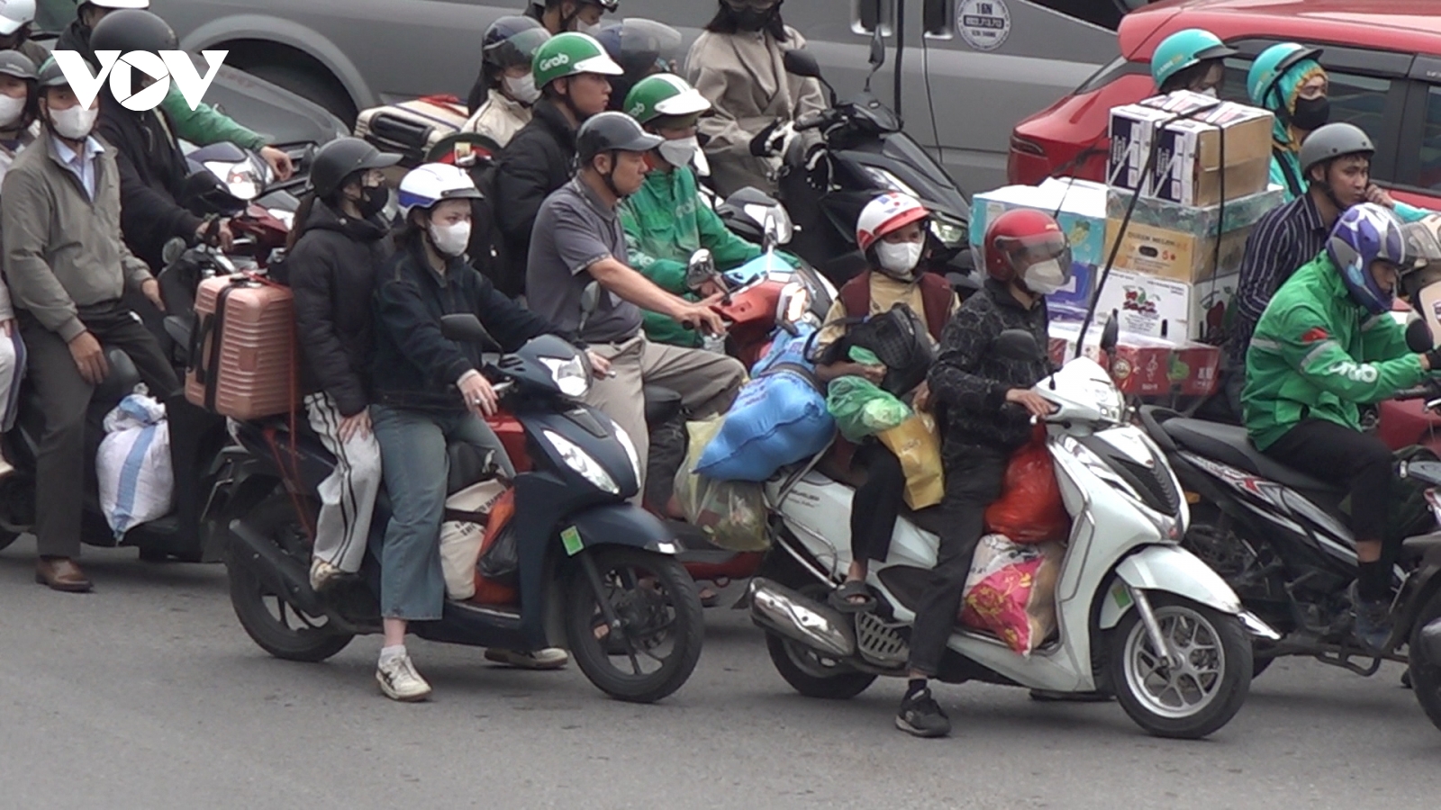 Người dân “chở cả quê hương” trở lại Thủ đô sớm để tránh ùn tắc