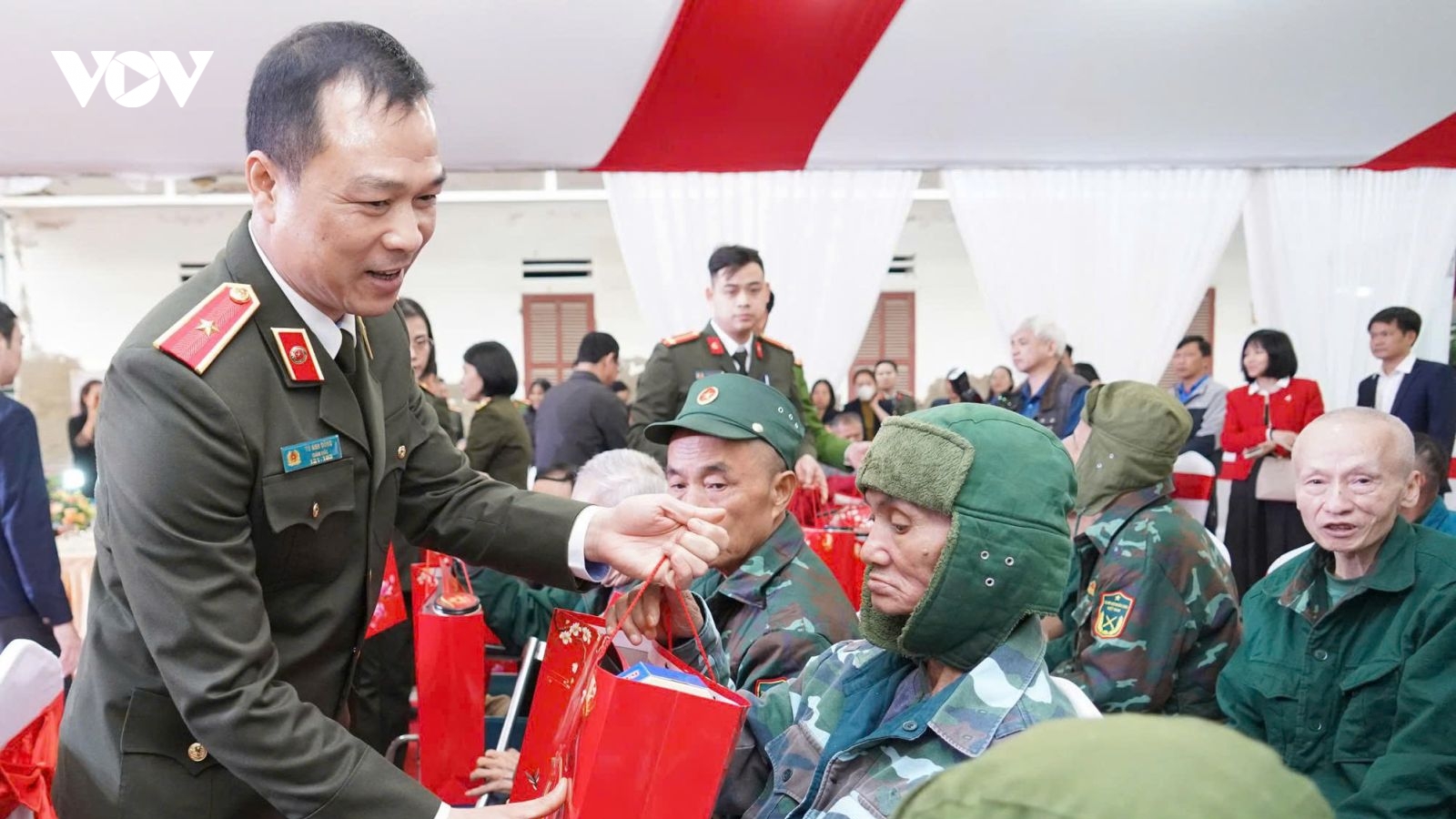 Công an Thanh Hóa “Gói bánh chưng - Vui Tết cổ truyền”