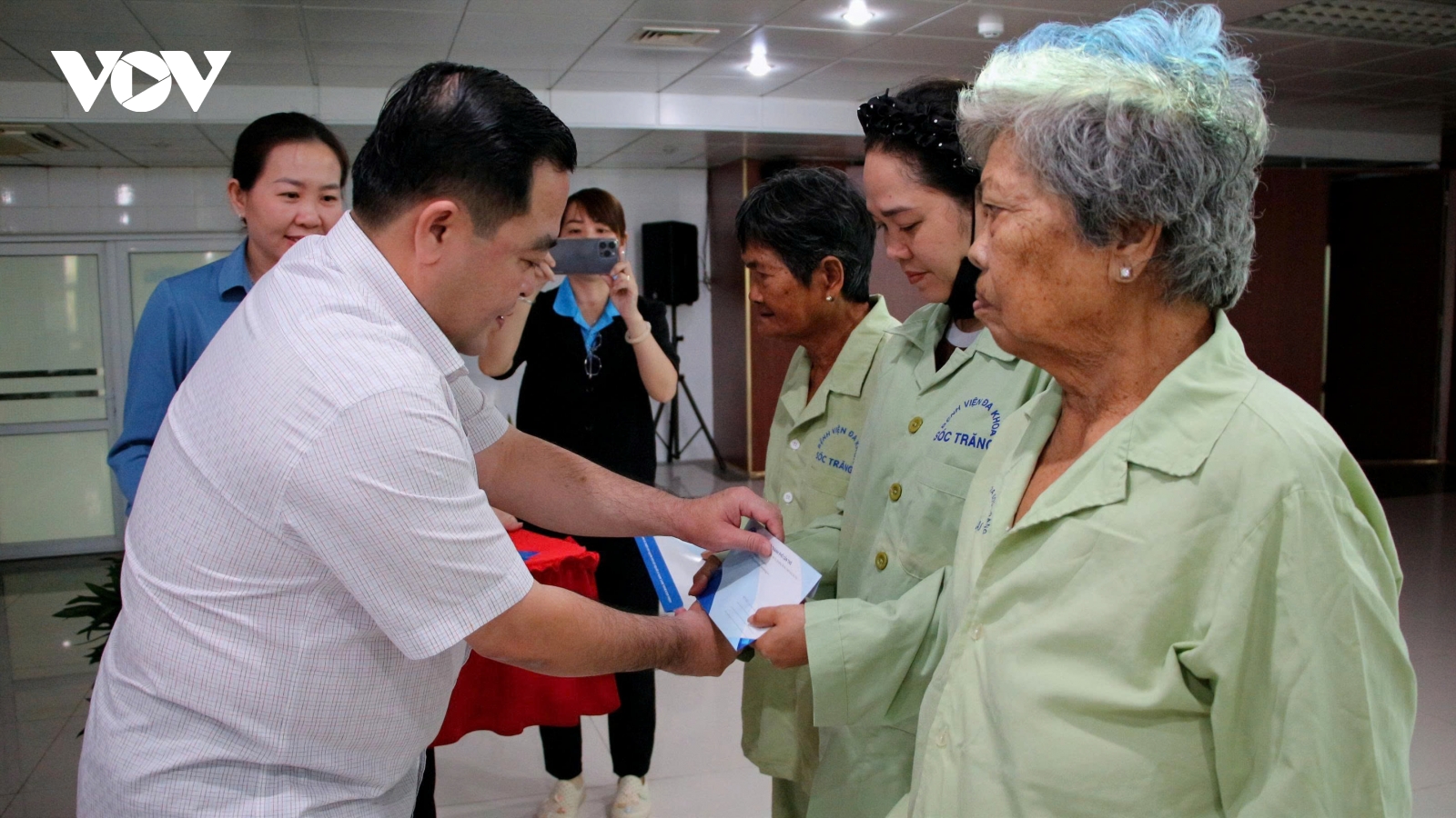 Chia sẻ hơi ấm mùa Xuân với bệnh nhân khó khăn tại Cần Thơ