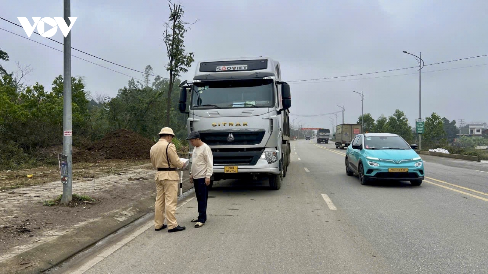 Sau phản ánh VOV.VN, CSGT Thái Nguyên quyết liệt xử lý xe quá tải che lấp biển số