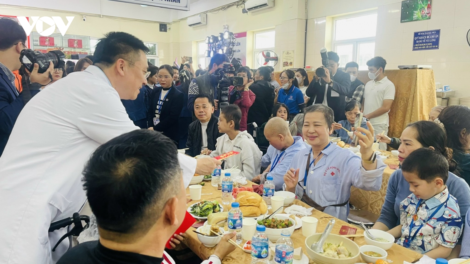 Hơn 1000 người bệnh quây quần cơm tất niên Bệnh viện K