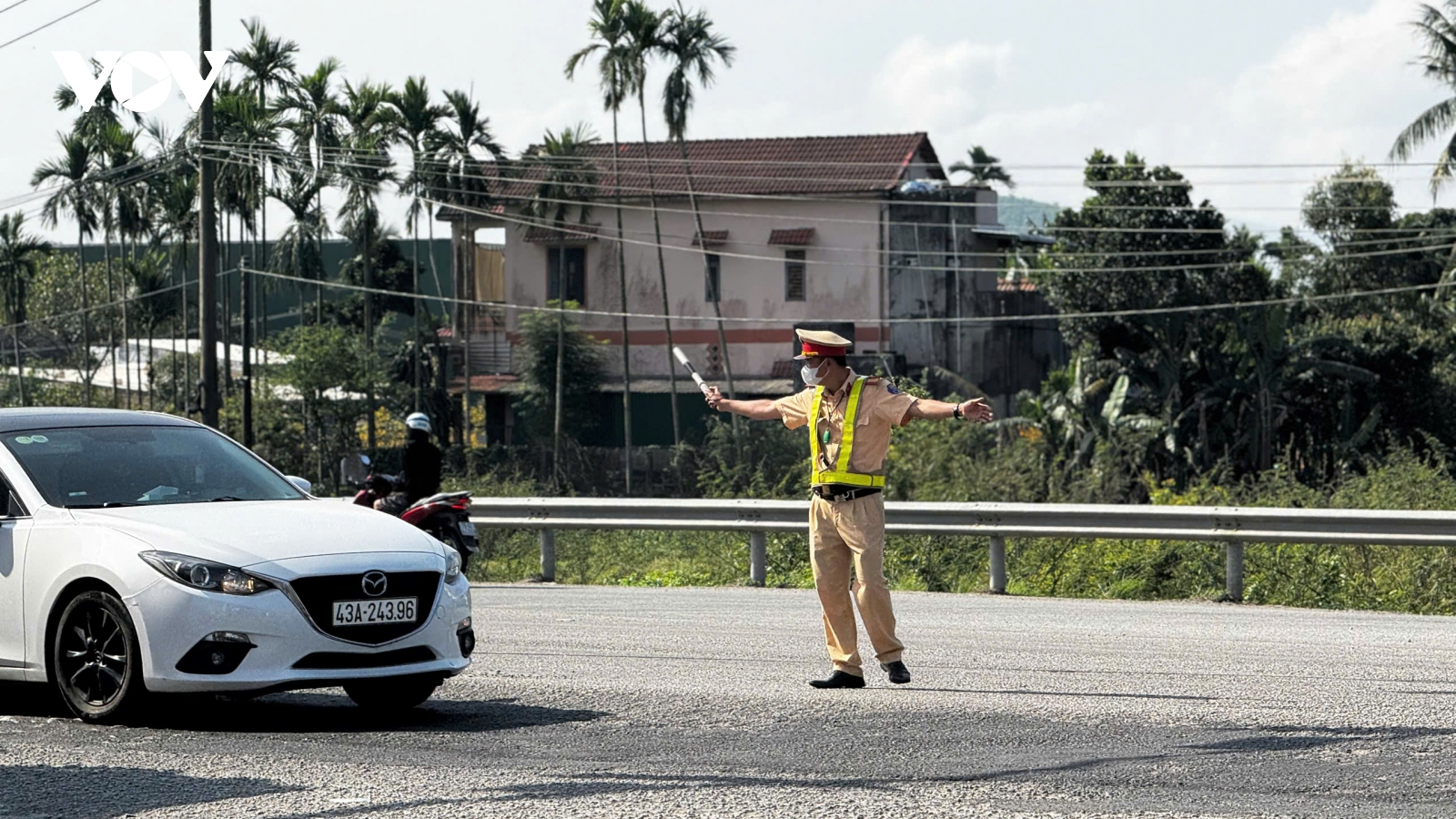 Công an Quảng Ngãi trực 24/24, linh hoạt điều tiết giao thông trên Quốc lộ 1A