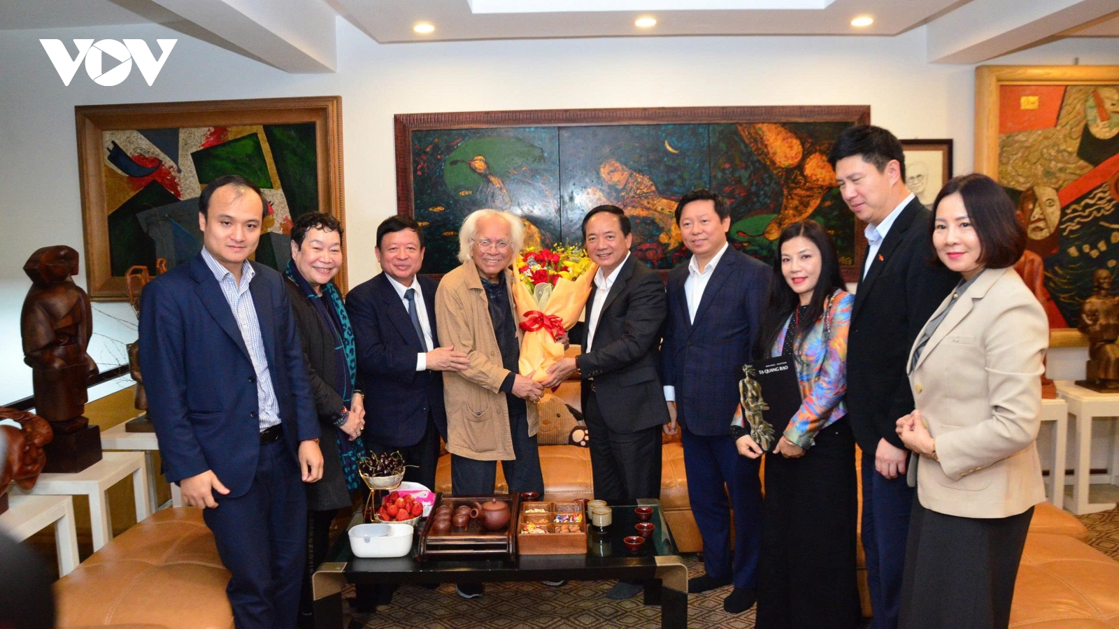 Trưởng Ban Tuyên giáo thắp hương nguyên Tổng Bí thư, chúc Tết trí thức, nghệ sĩ