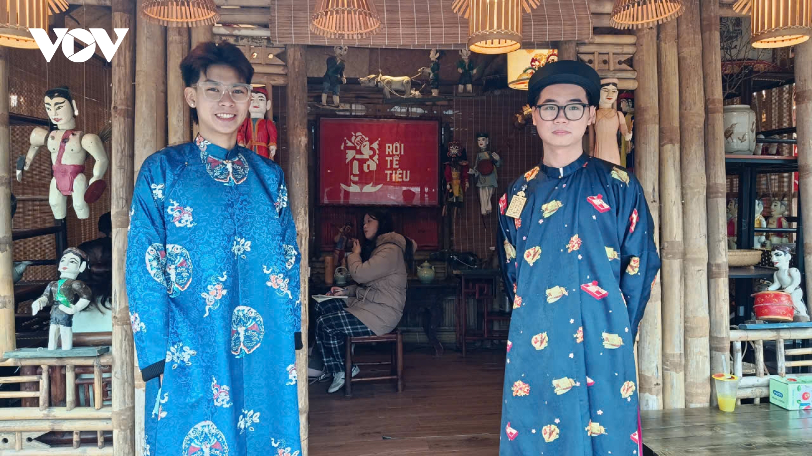 Người trẻ mặc cổ phục du xuân, hướng về giá trị truyền thống của Tết Việt