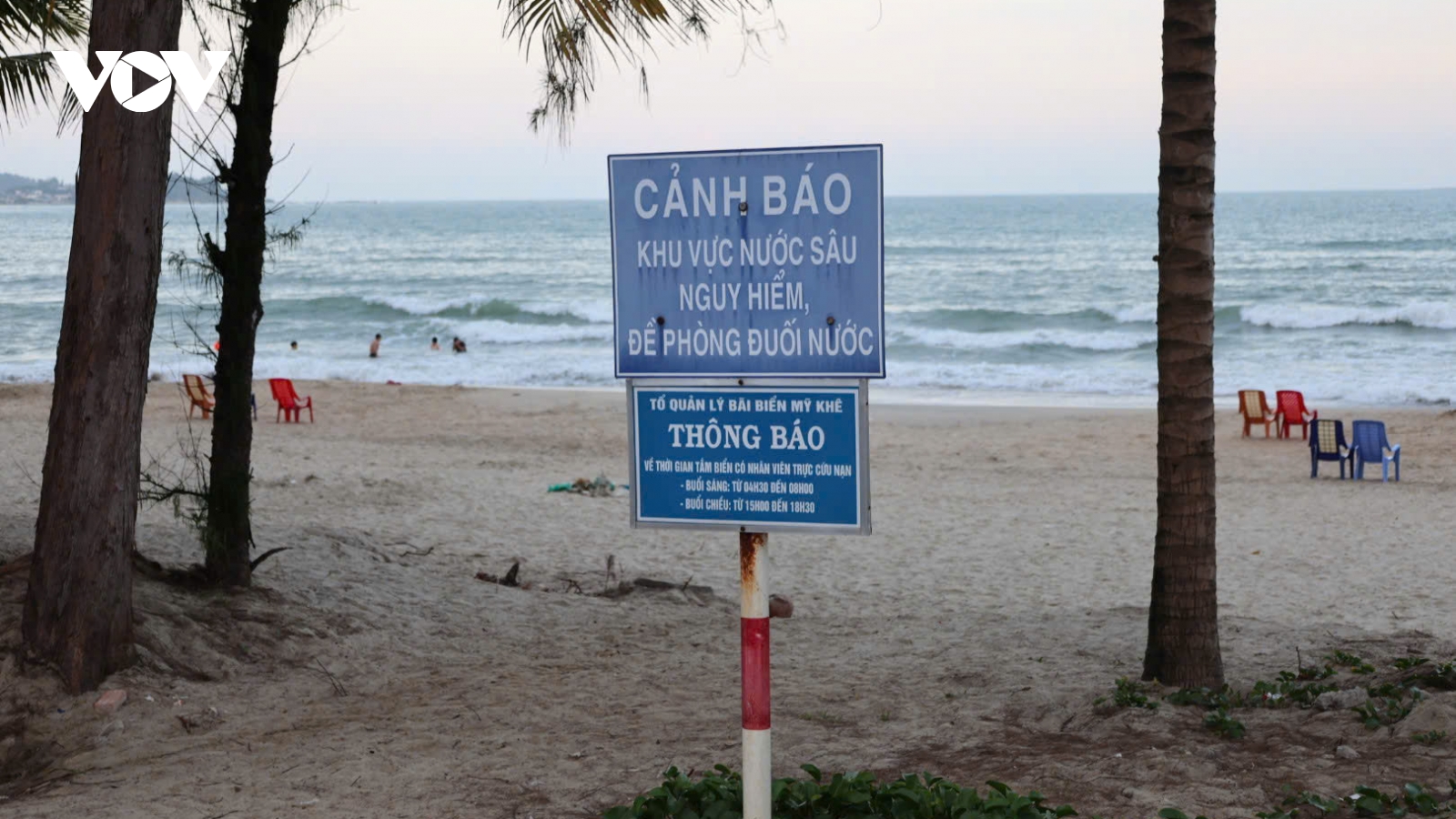 Quảng Ngãi: Tắm biển Mỹ Khê, 2 học sinh bị sóng lớn cuốn trôi, 1 em tử vong