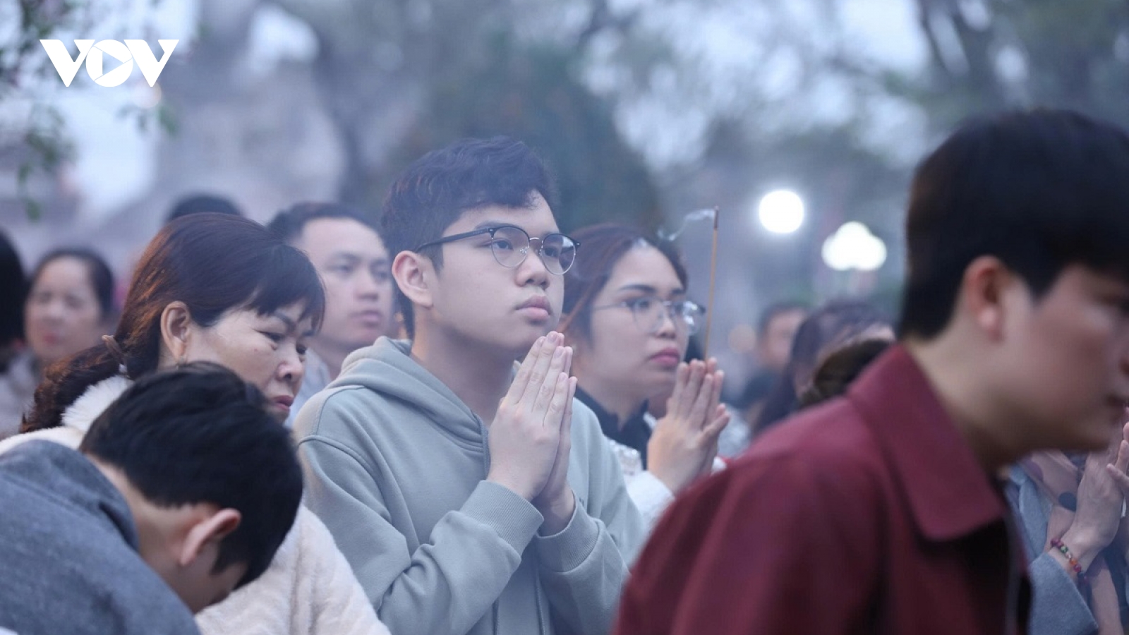 Thế hệ Z nối bước ông bà, nô nức đổ về Đền Trần dịp Tết Bính Ngọ 2026