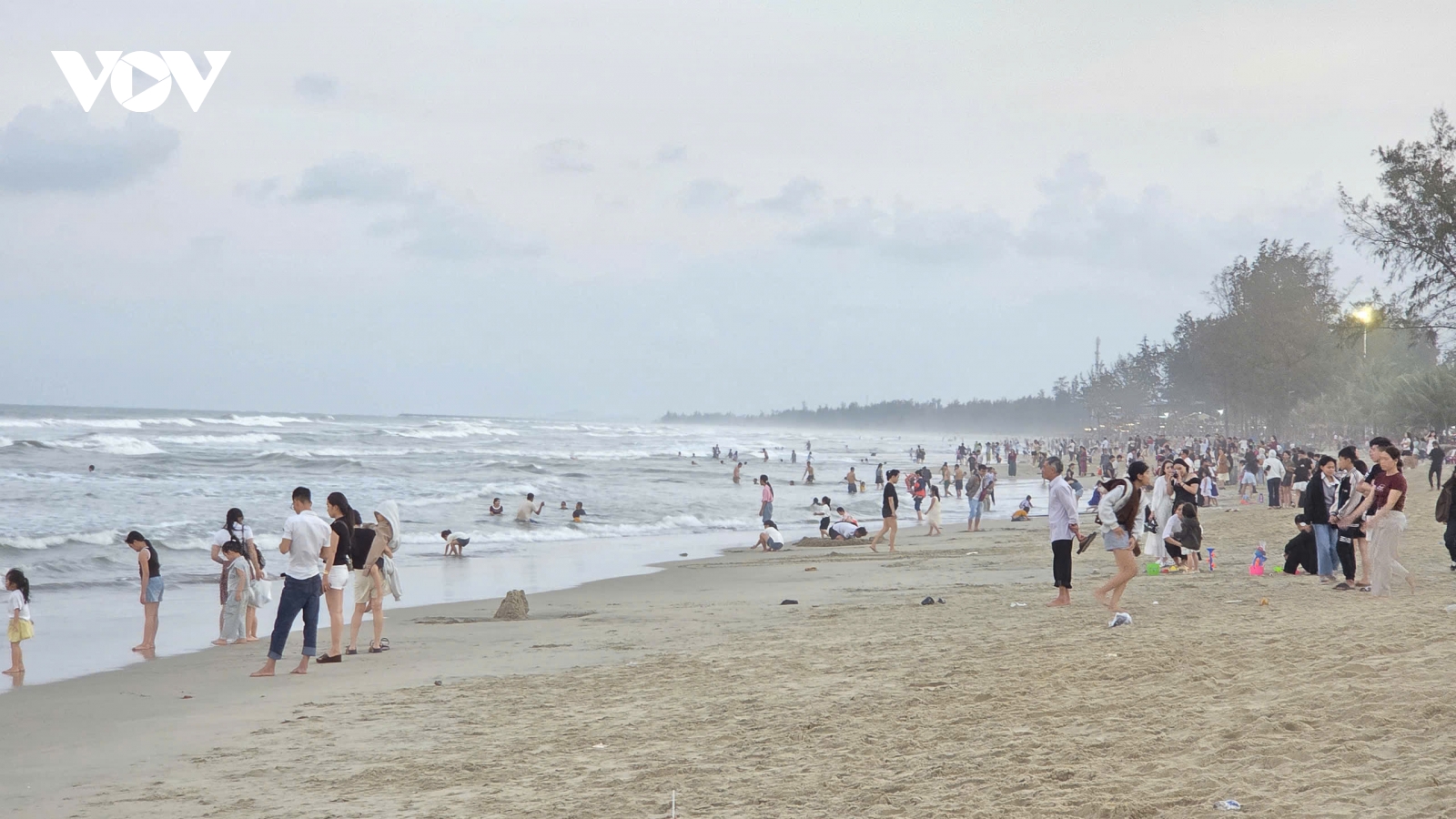 3 người trong một gia đình đuối nước tại biển Mỹ Khê