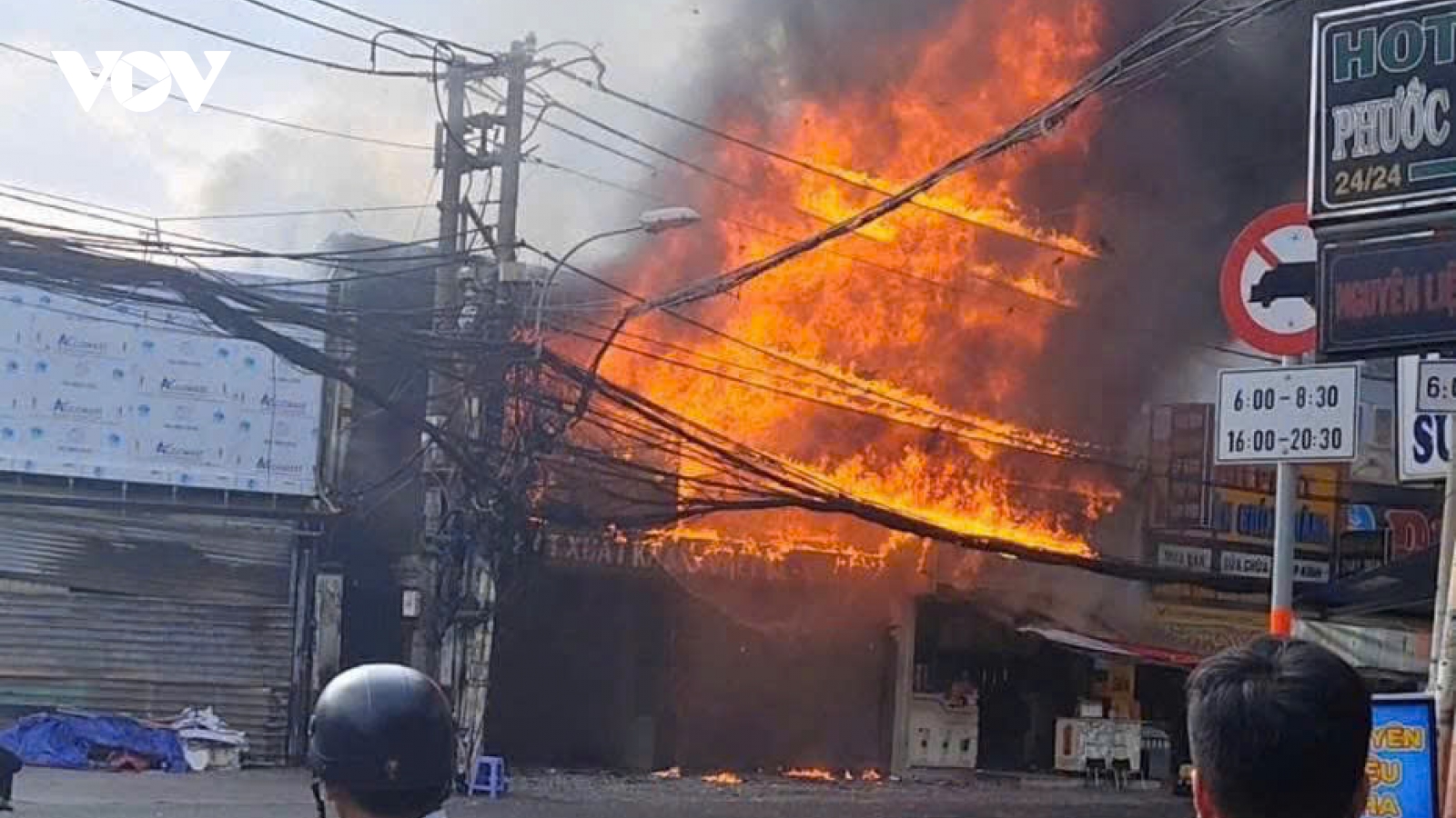 Cháy lớn tại một cơ sở sản xuất kinh doanh đỗ gỗ ở TP.HCM