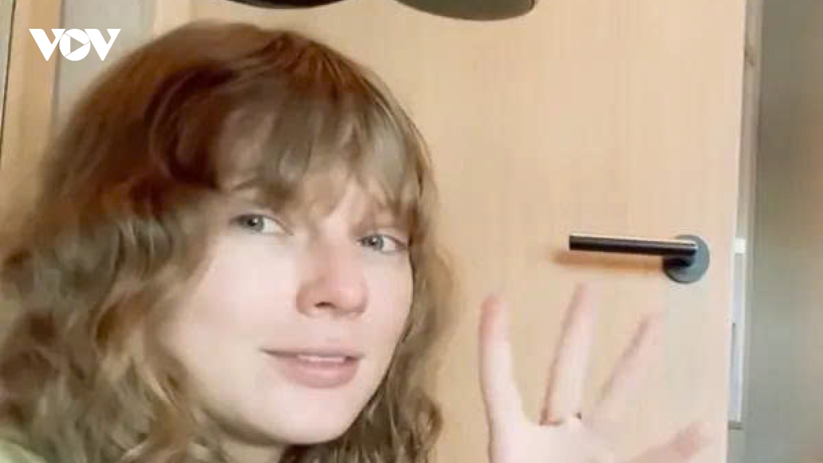 Taylor Swift gây sốt với ảnh mặt mộc