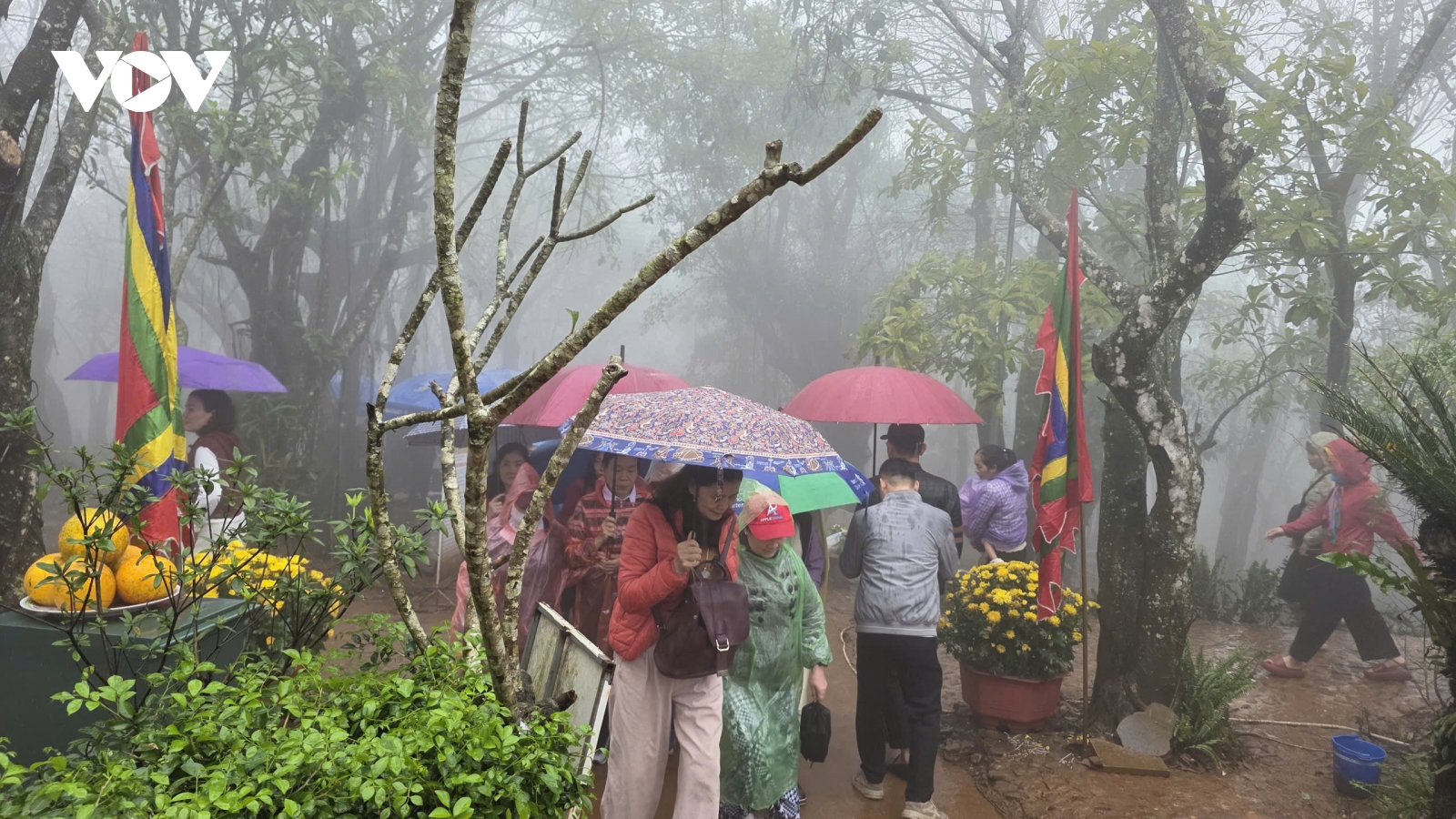 Mưa lớn, hàng nghìn người vẫn dự lễ “mở cổng trời” Am Tiên
