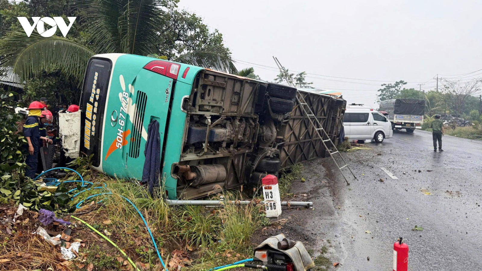 Xe khách lật ngang trên Quốc lộ 14 đoạn qua Đồng Nai, một thanh niên tử vong