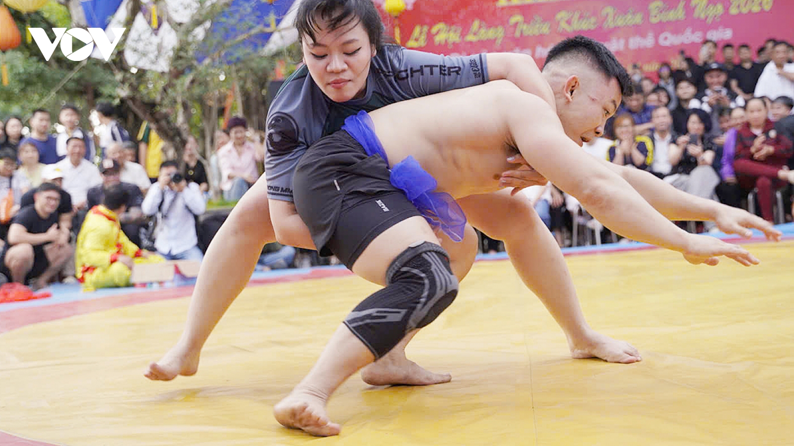 Gay cấn những keo vật đôi nam nữ trong ngày khai hội làng Triều Khúc