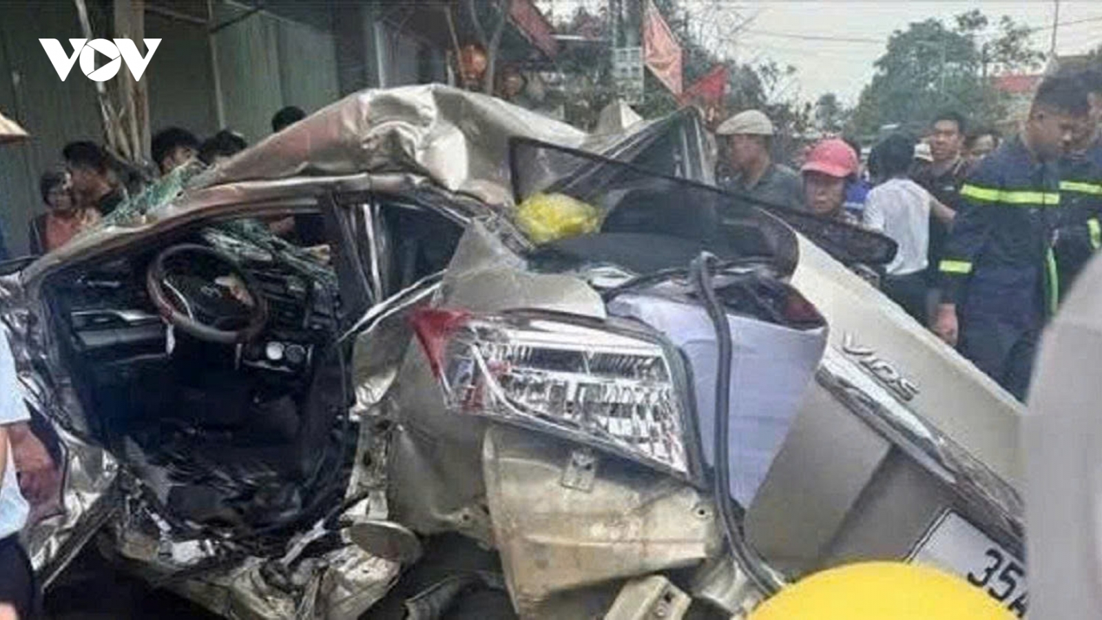 Xe ô tô con bẹp dúm sau va chạm với xe bồn, 3 người thương vong