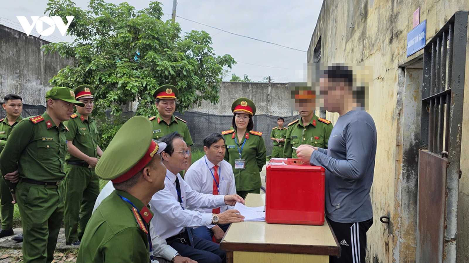 Những lá phiếu đặc biệt của hàng nghìn cử tri trong trại tạm giam