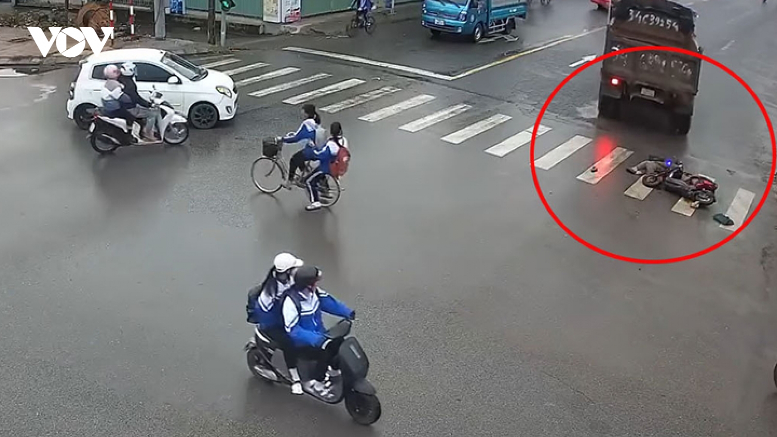 Xe tải tông xe máy điện, hai bà cháu bị thương vong ở Hải Phòng