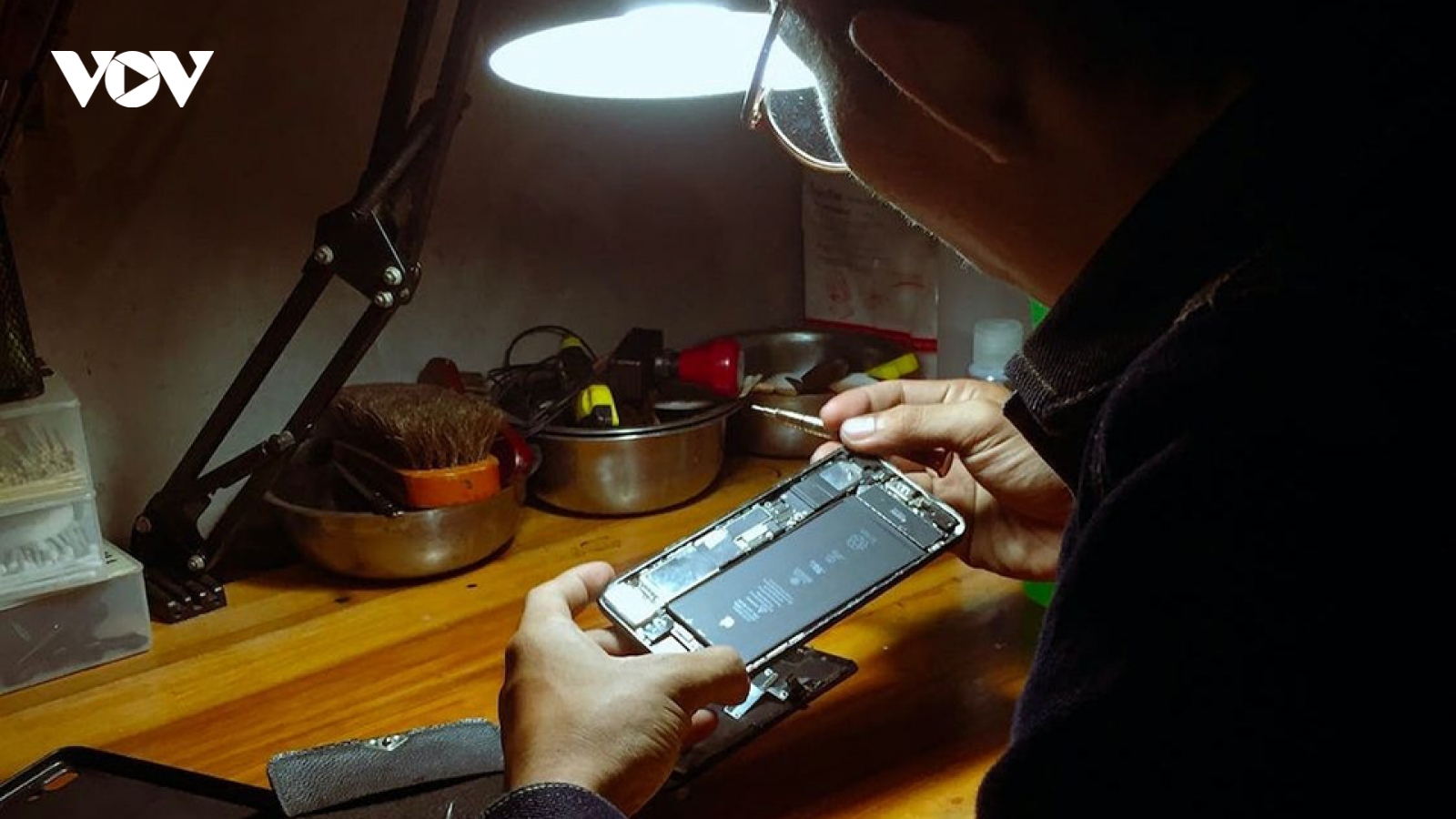 iPhone sắp phải trang bị pin rời?