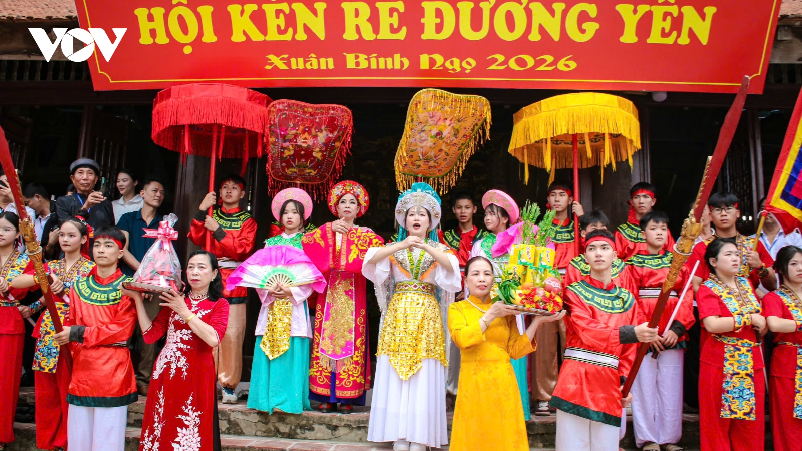 Trai làng thi cày ruộng, bắt chạch để… "lấy vợ" ở Lễ hội kén rể Đường Yên