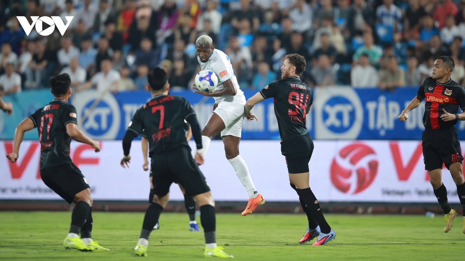 Nam Định có 3 điểm đầu tiên sau 186 ngày ở V-League: “Trời ơi, thắng rồi”