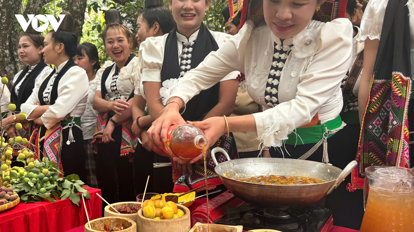 Sôi động hội thi hái mơ lần đầu tổ chức tại bản Thái Tòng Xét, Sơn La