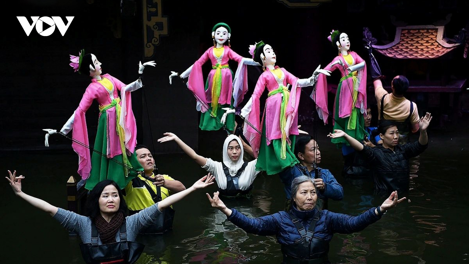 Dancing on water – a new experiment by puppet performers