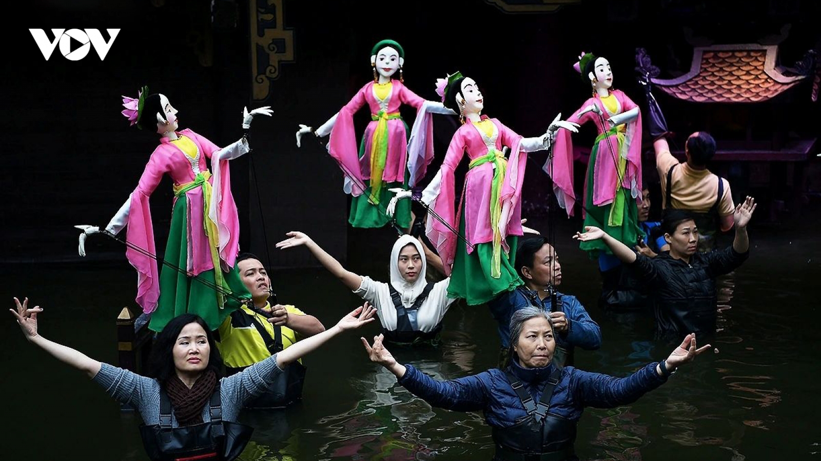 Dancing on water – a new experiment by puppet performers